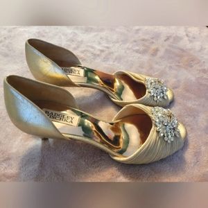 NWT Designer shoes in gold with beautiful brooch Size 7.5